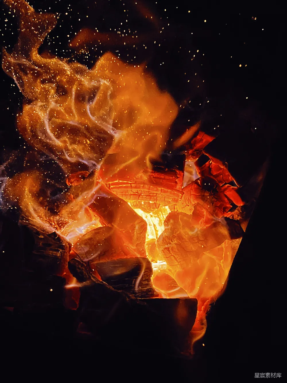 高清摄影 篝火 夜晚 温暖 自然 户外 篝火夜晚的温暖