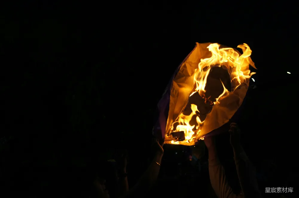 高清摄影 夜景 情感 庆祝 火焰 心形 燃烧的心形旗帜