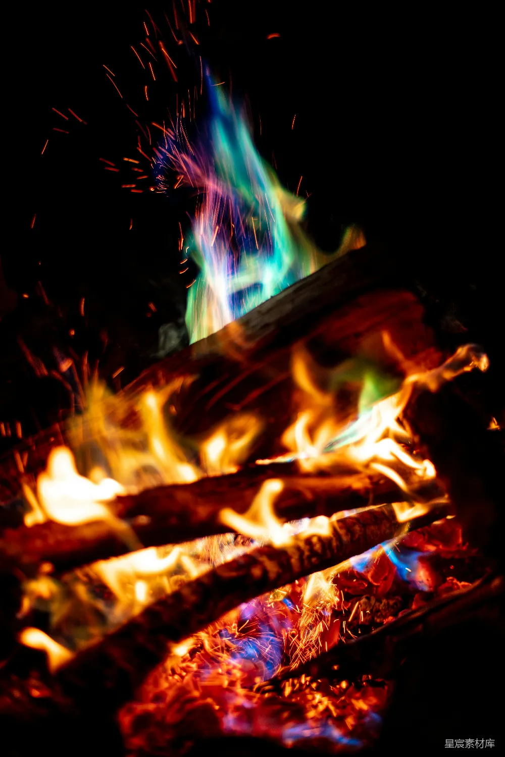 高清摄影 篝火 夜晚 色彩 火花 自然 篝火的色彩与火花