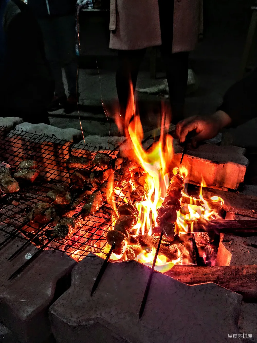 高清摄影 烧烤 篝火 户外活动 美食 温暖 篝火上的烧烤时光