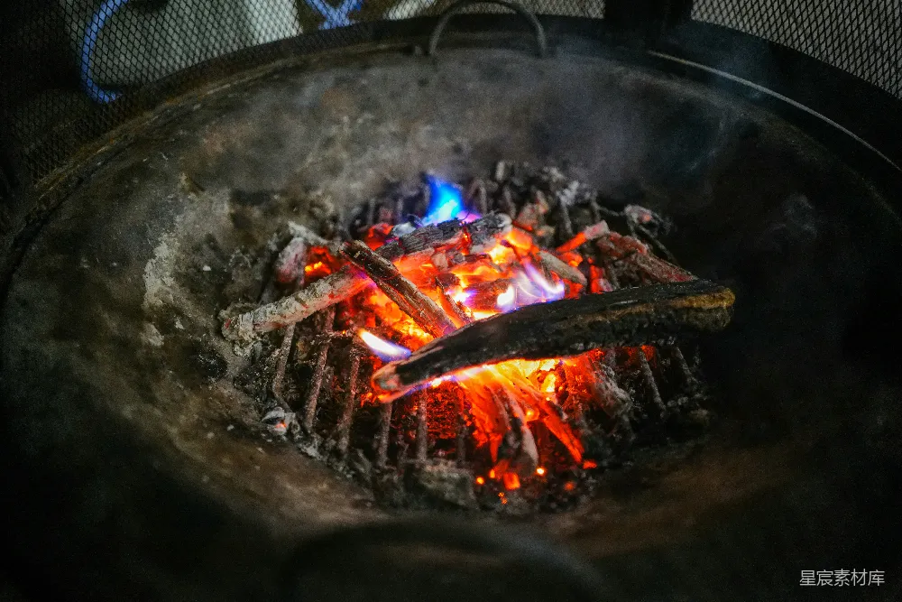 高清摄影 篝火 户外活动 夜晚 温暖 自然 夜幕下的篝火
