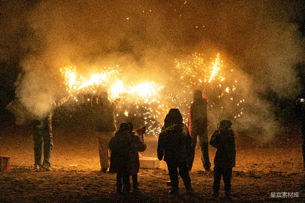 高清摄影 夜晚 烟花 节日 庆祝 家庭 烟花夜市的欢乐时光