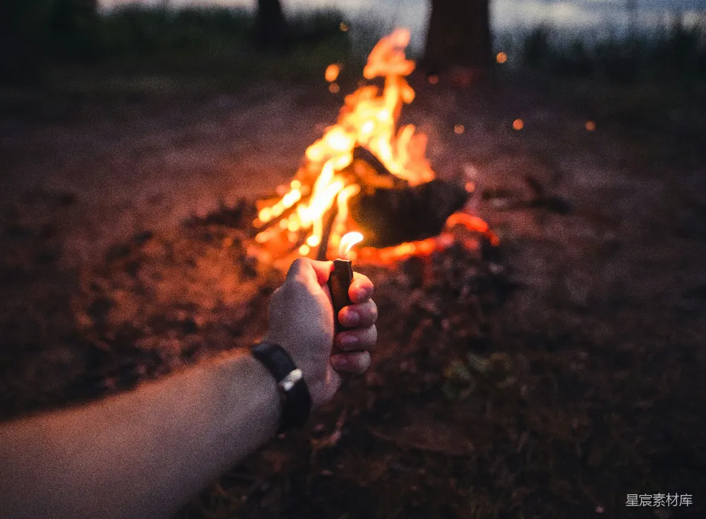 高清摄影 篝火 夜晚 户外 温暖 点火 篝火旁的点火瞬间