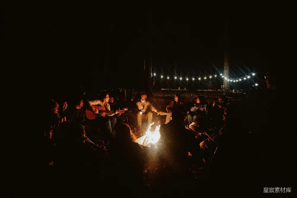 高清摄影 篝火 夜晚 朋友 聚会 户外 篝火晚会：温暖的夜晚