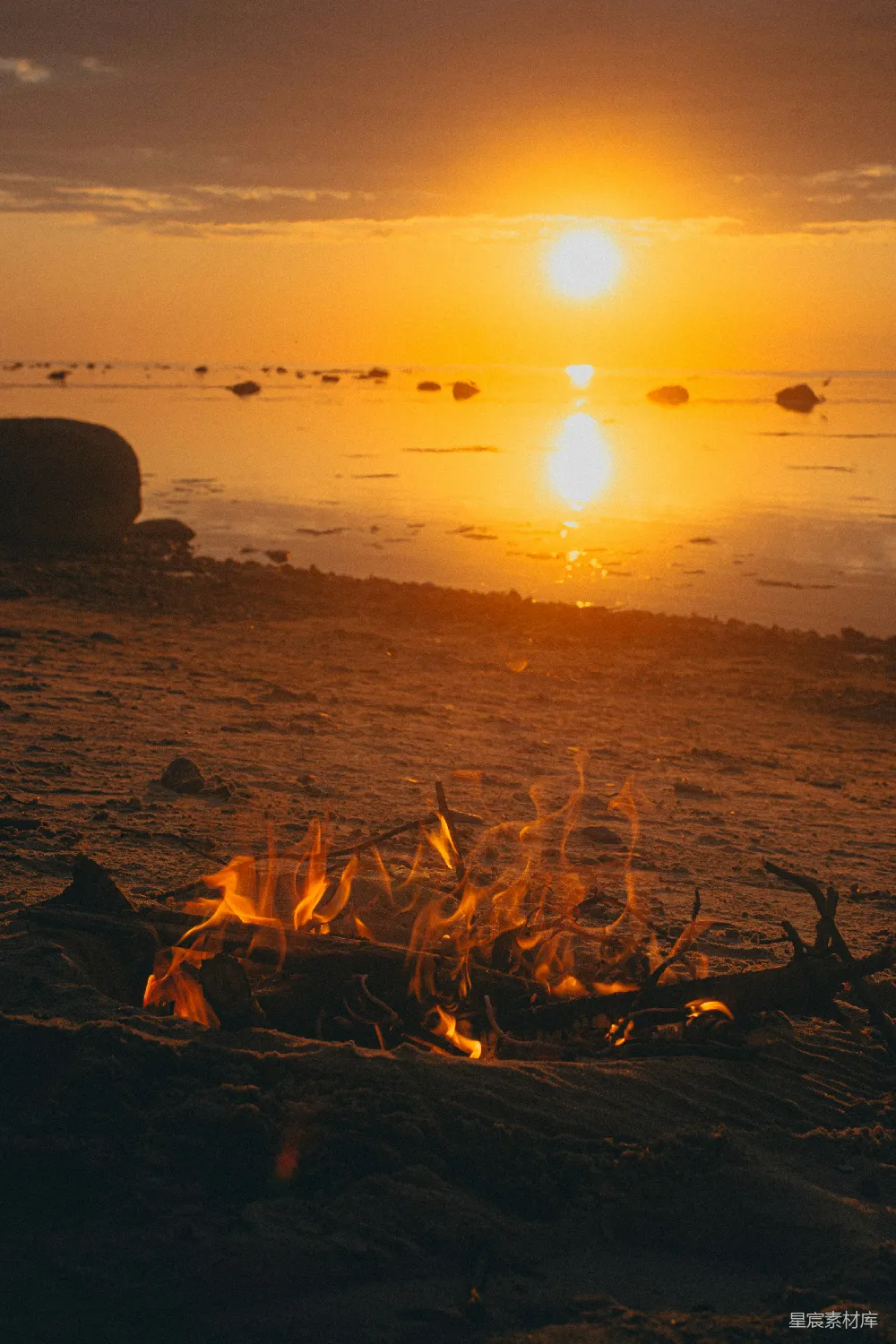 高清摄影 海滩 篝火 日落 自然 宁静 海滩上的篝火与日落
