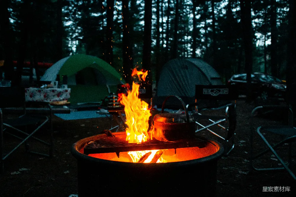 高清摄影 露营 篝火 夜晚 户外 自然 篝火旁的露营夜晚