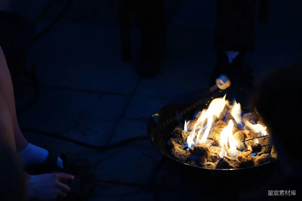 高清摄影 篝火 户外活动 休闲时光 温暖 夜间 户外篝火聚会