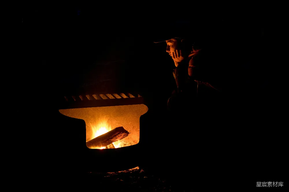 高清摄影 篝火 冬夜 宁静 户外 温暖 冬夜篝火旁的宁静时光