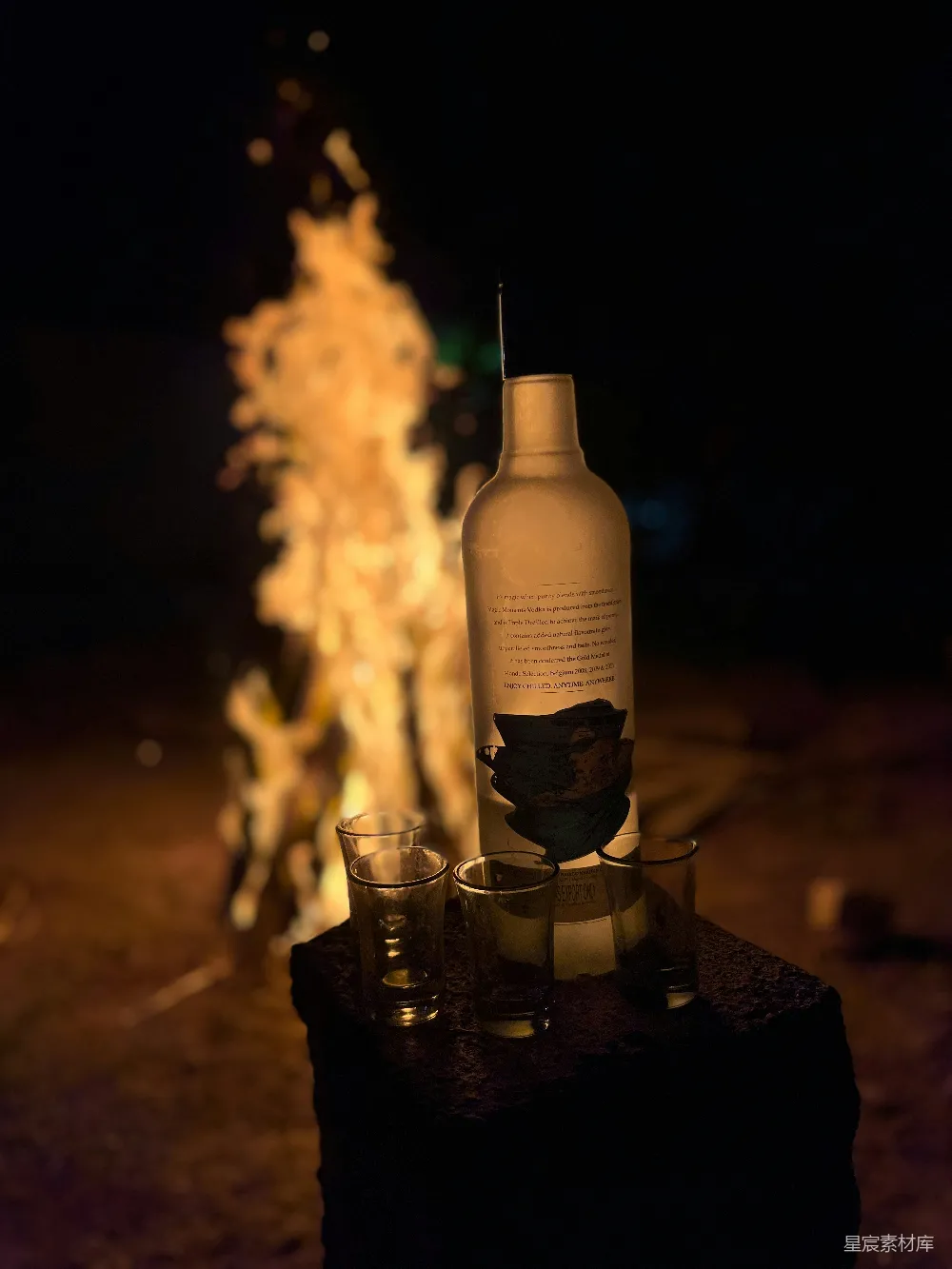 高清摄影 夜晚 烈酒 篝火 酒精 放松 夜幕下的烈酒时光