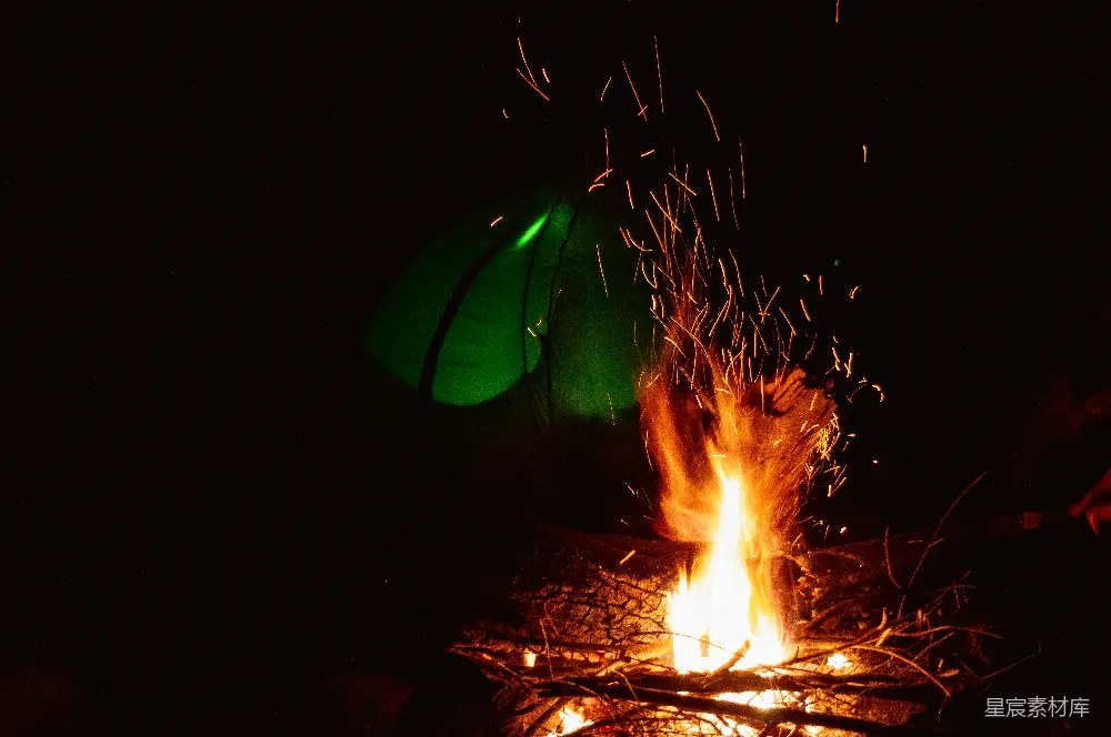 高清摄影 篝火 夜景 户外 露营 温暖 夜幕下的篝火