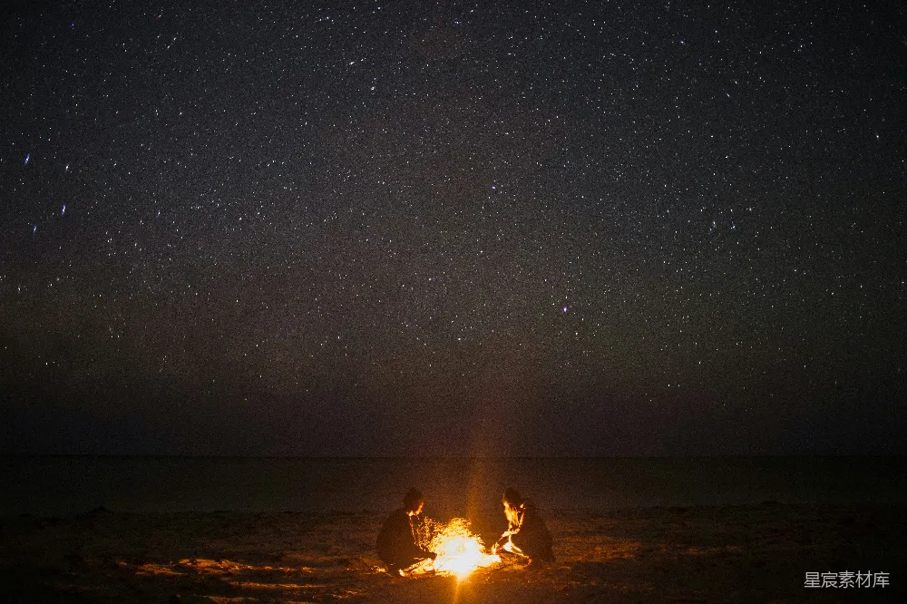 高清摄影 夜景 浪漫 自然 友情 户外 星空下的篝火