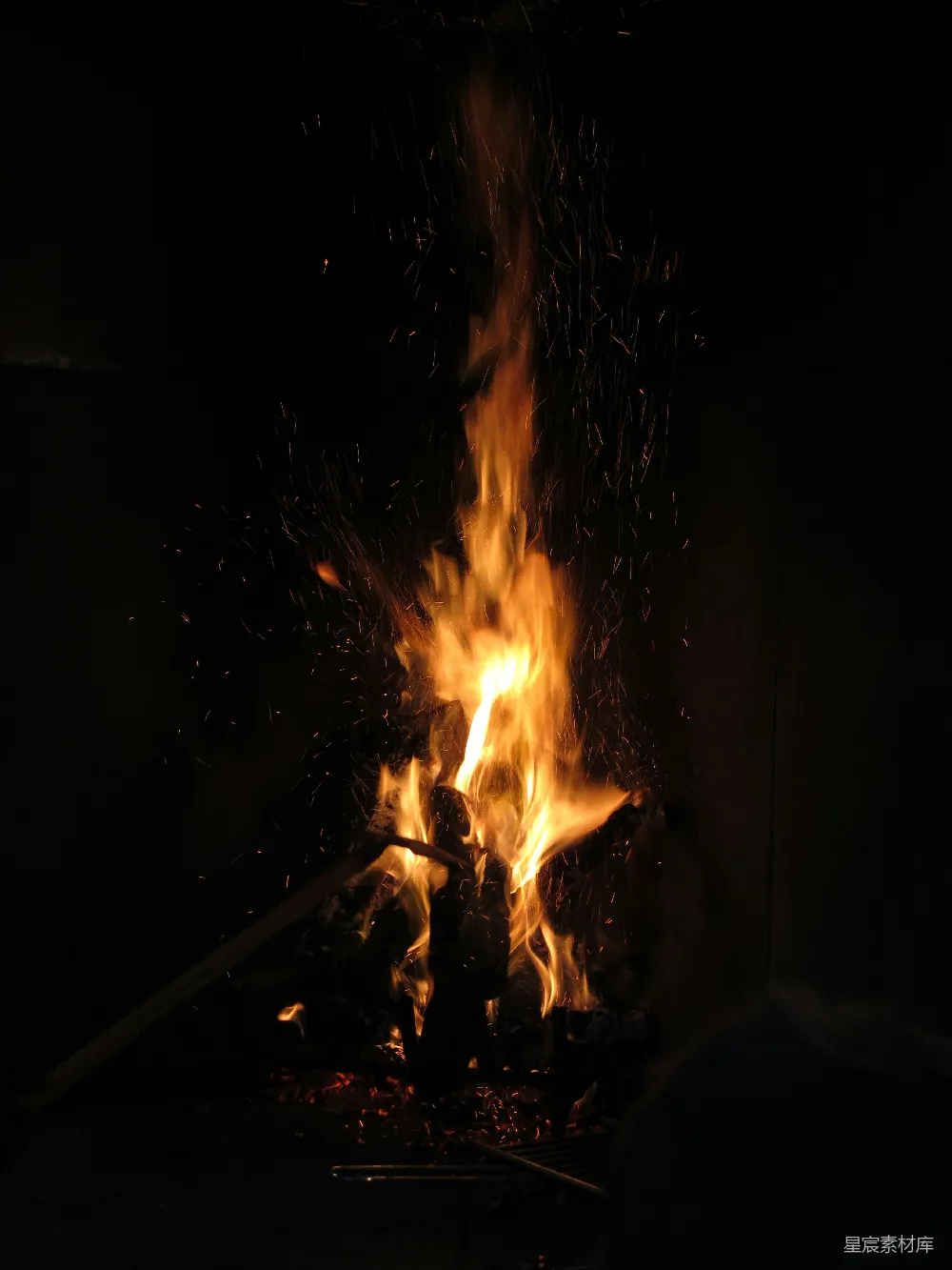 高清摄影 篝火 夜景 温暖 户外活动 自然 夜幕下的篝火