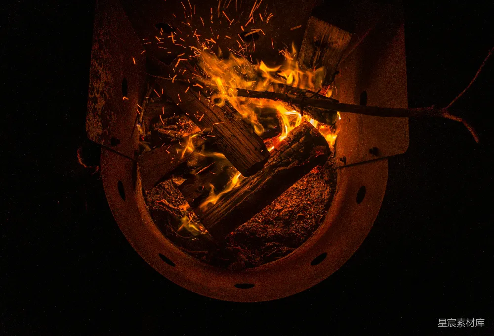 高清摄影 篝火 夜景 温暖 户外 自然 篝火夜