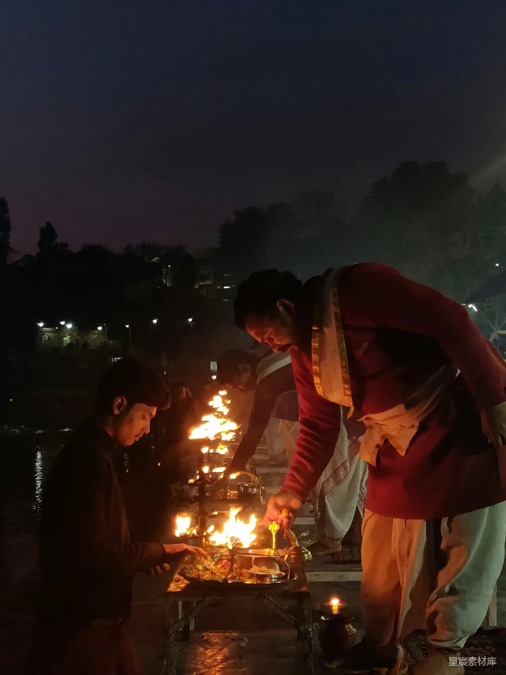 高清摄影 祈祷 夜晚 仪式 宗教 文化 夜晚河边的祈祷仪式