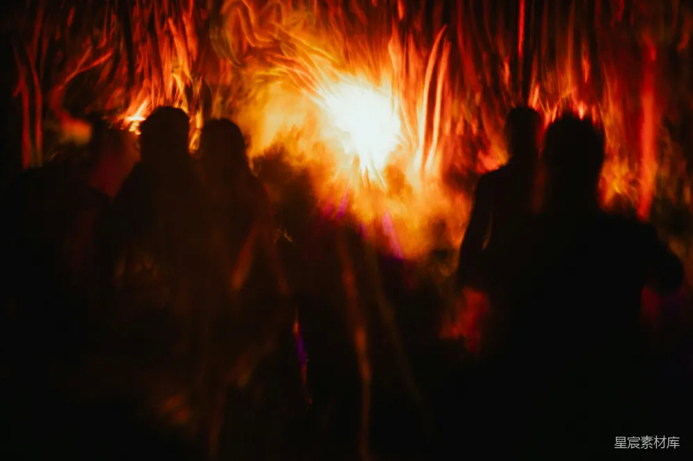 高清摄影 火光 人影 夜晚 模糊 神秘 火光中的人影