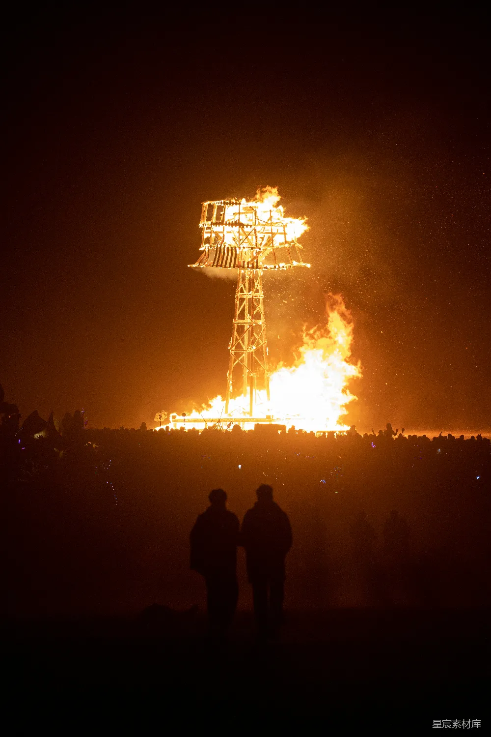 高清摄影 Burning Man 艺术节 火焰表演 夜晚 户外活动 燃烧的塔：Burning Man的夜晚
