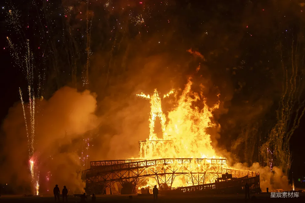 高清摄影 Burning Man 艺术节 火的艺术 夜晚烟火 文化庆典 火焰中的艺术巨作：Burning Man艺术节