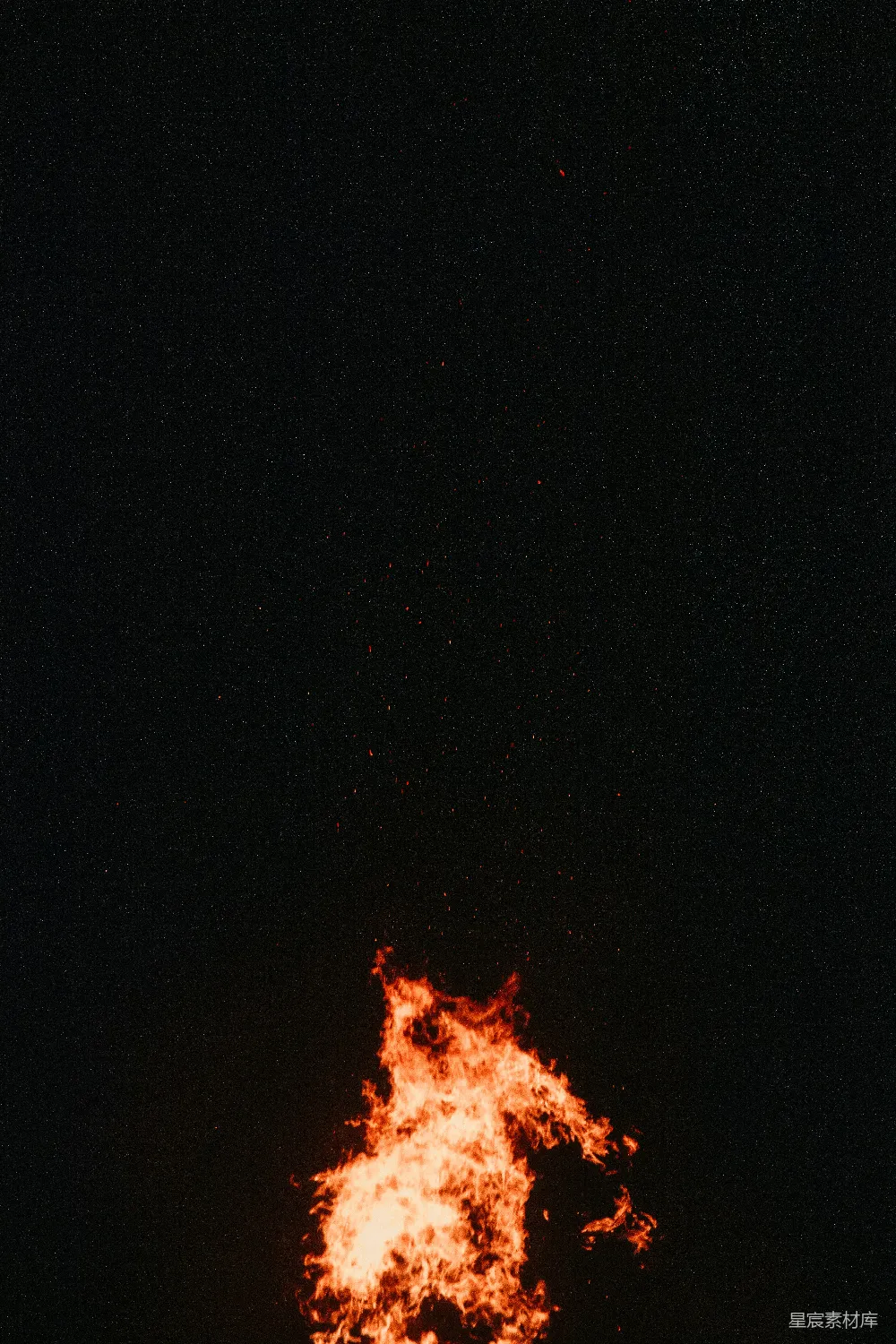 高清摄影 火焰 夜晚 自然 动态 氛围 夜空中升腾的火焰