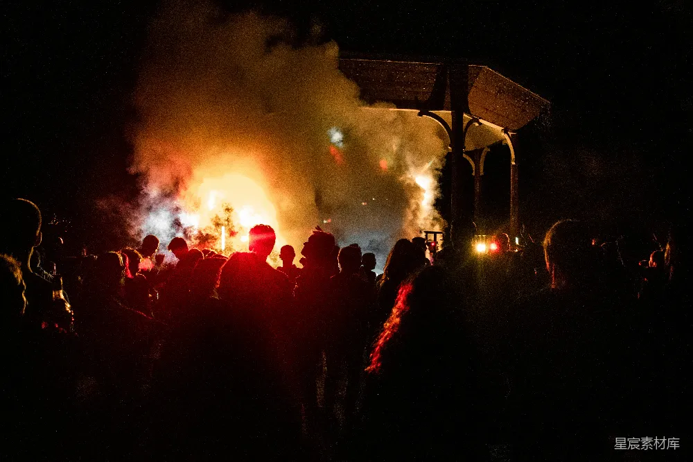 高清摄影 篝火晚会 夜景 人群 节日氛围 烟火 夜晚的篝火晚会