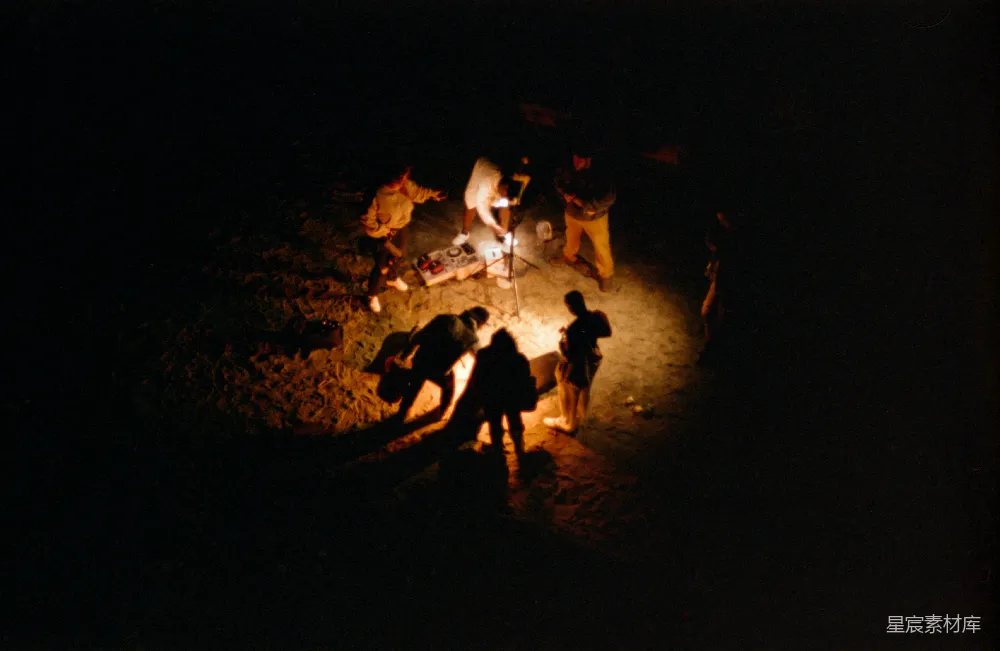 高清摄影 夜景 篝火 户外活动 朋友聚会 浪漫 夜幕下的篝火晚会