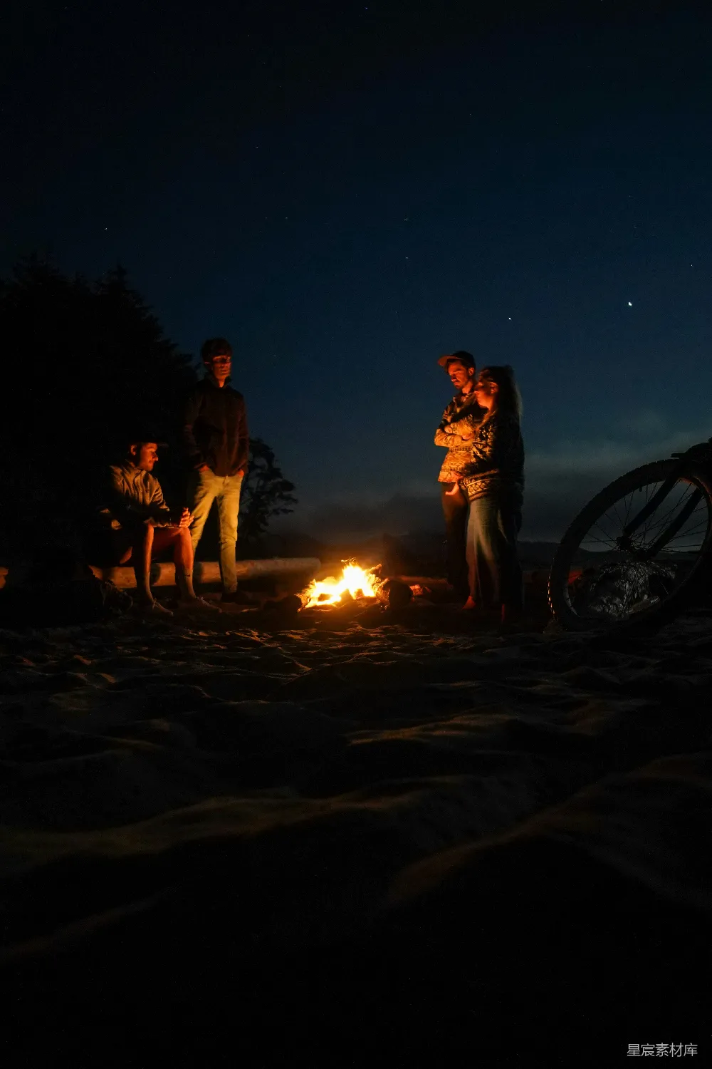 高清摄影 自然 友情 户外 星空 露营 篝火旁的夜晚
