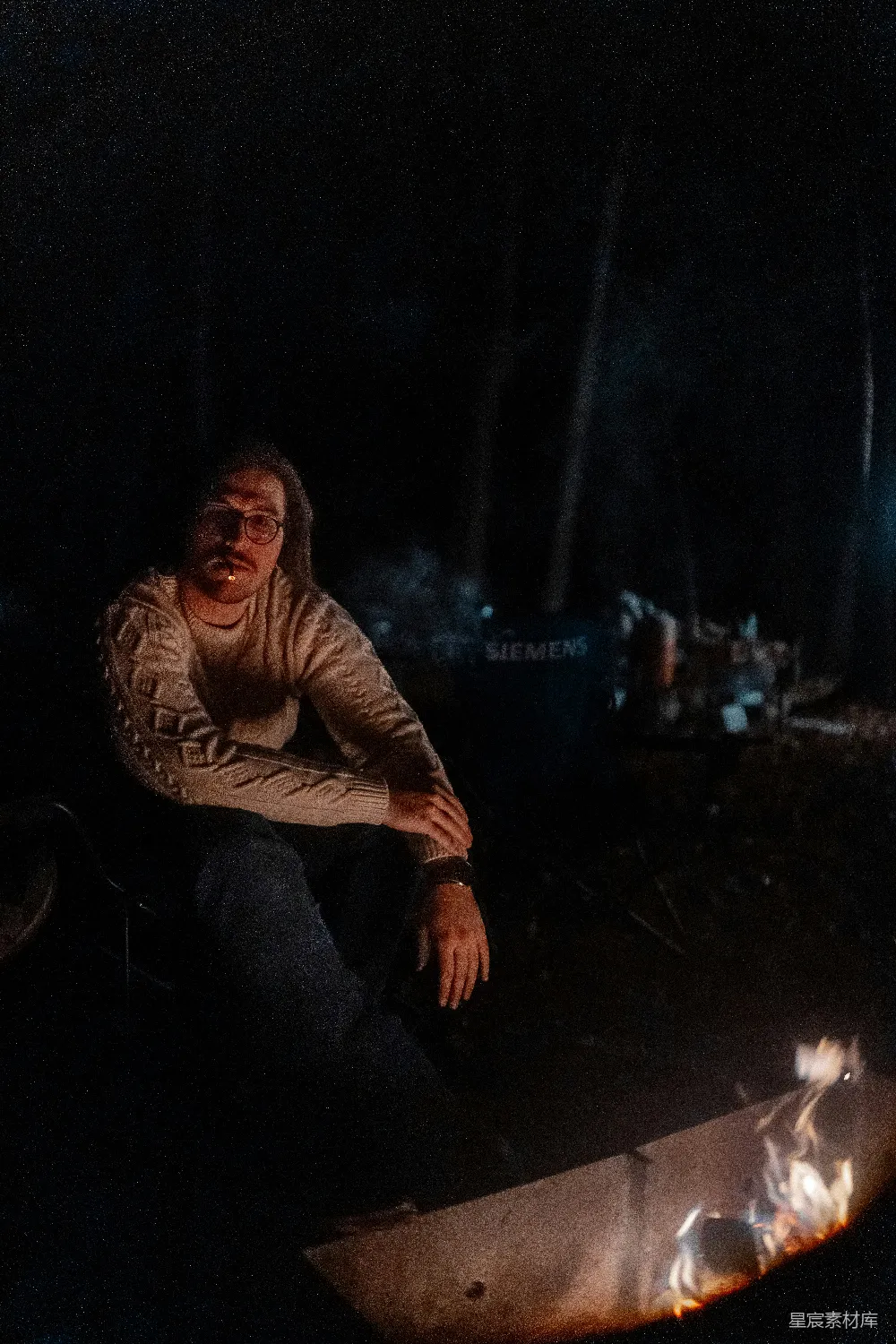 高清摄影 夜晚 篝火 孤独 静谧 自然 篝火旁的静谧时光