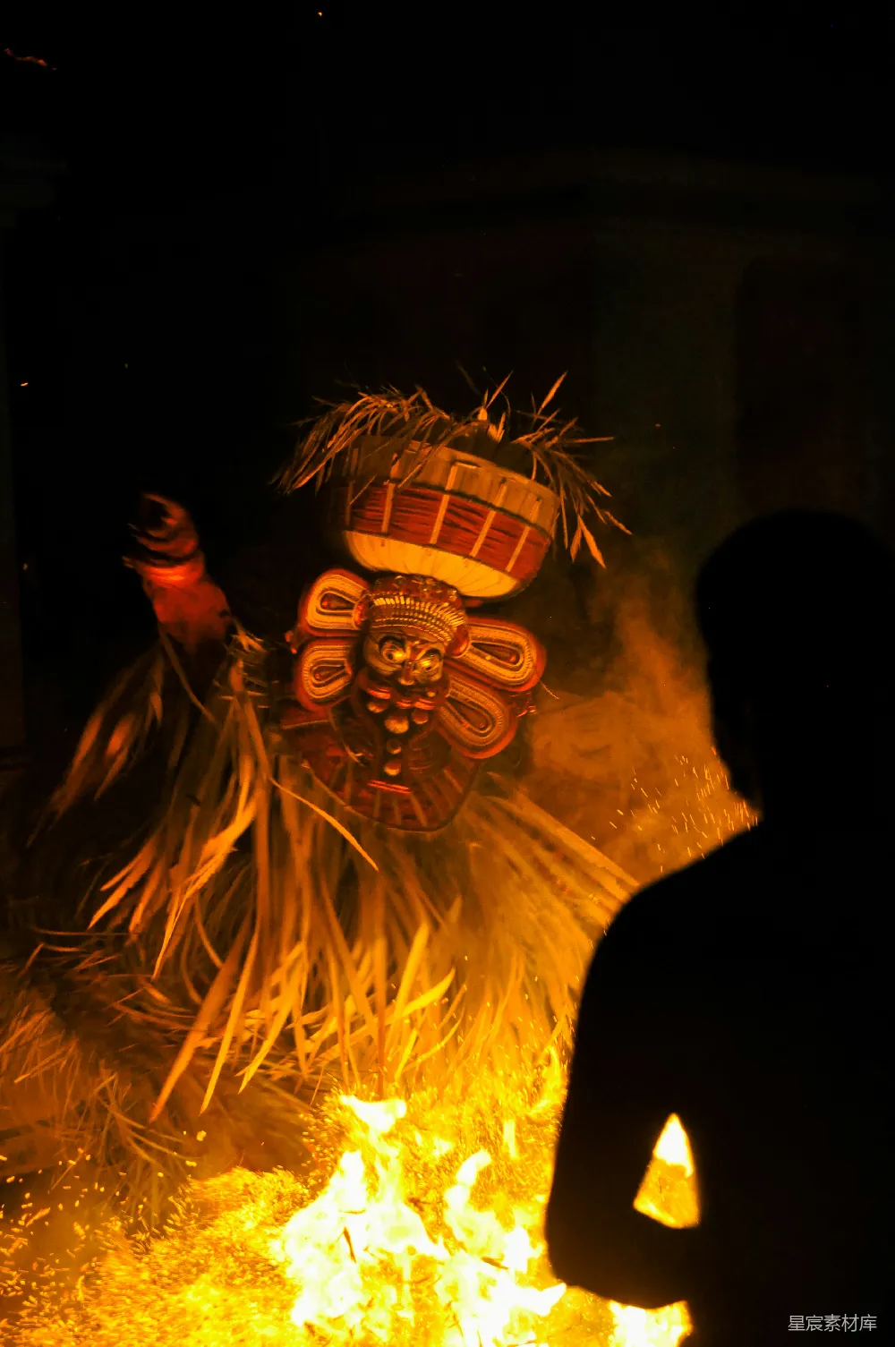 高清摄影 面具 火焰 夜晚 神秘 文化 夜晚的神秘面具与火焰