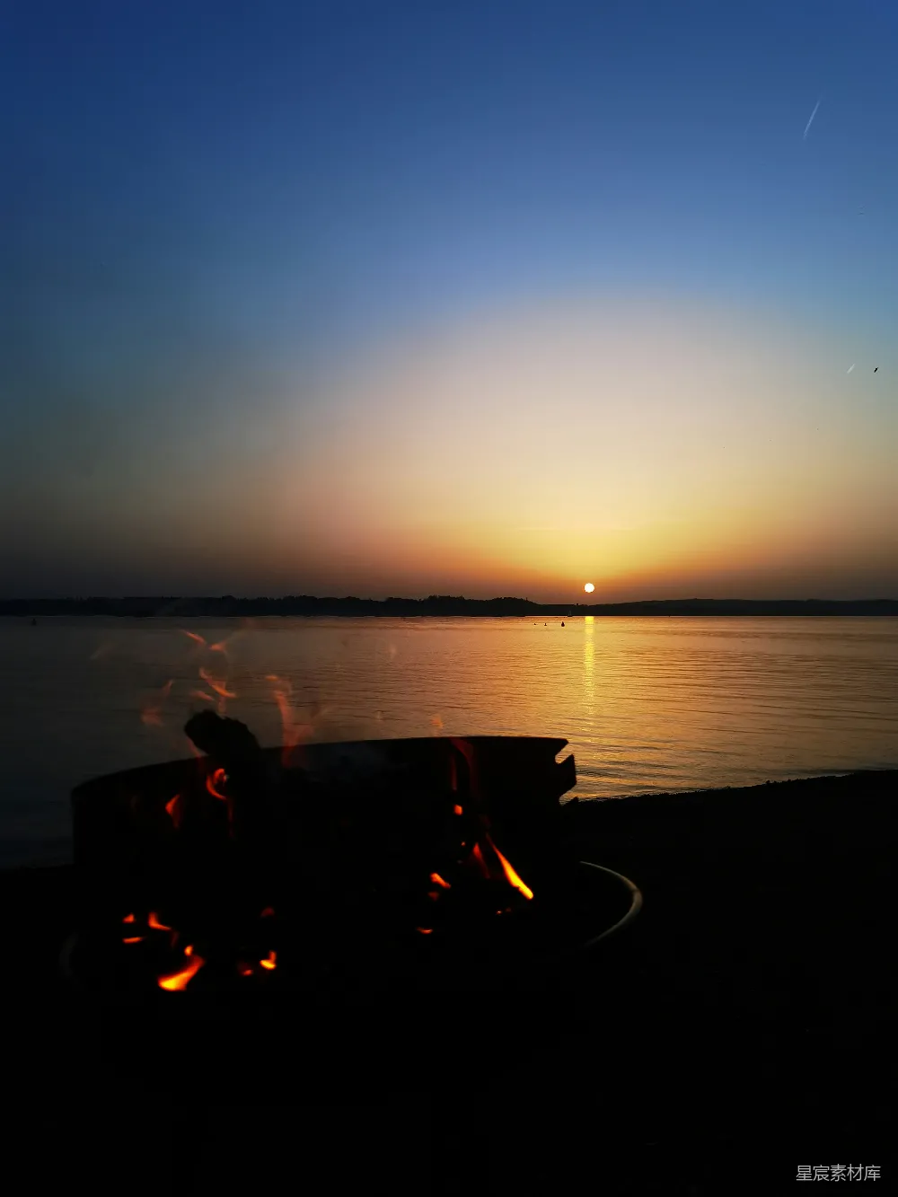 高清摄影 自然风光 湖畔 篝火 夕阳 宁静 湖边篝火晚霞