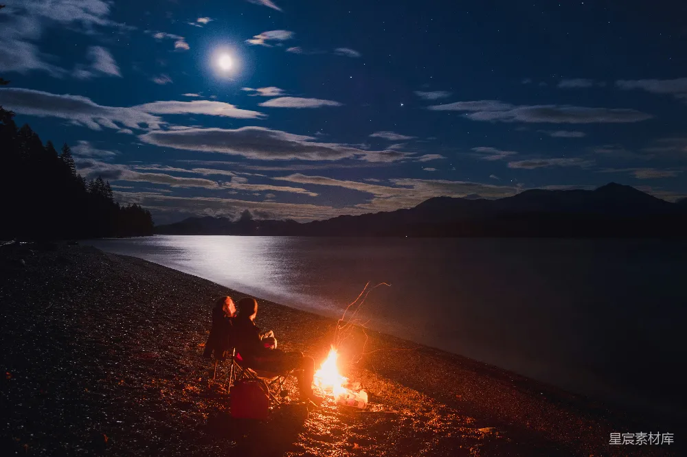 高清摄影 湖畔 篝火 夜晚 自然风光 情侣 月下湖畔的篝火时光