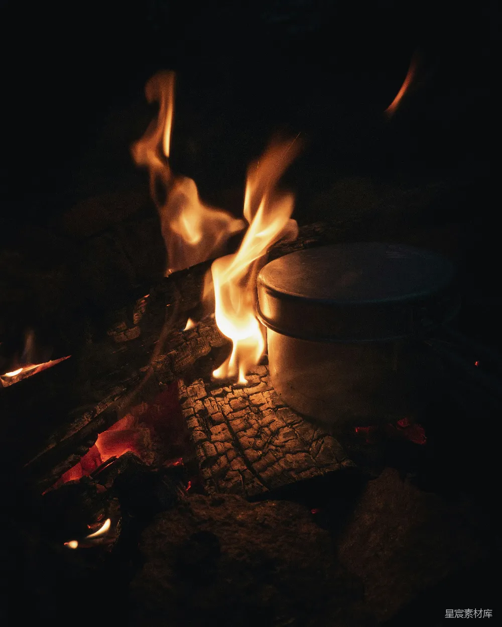 高清摄影 篝火 夜晚 户外 温暖 露营 篝火旁的夜晚