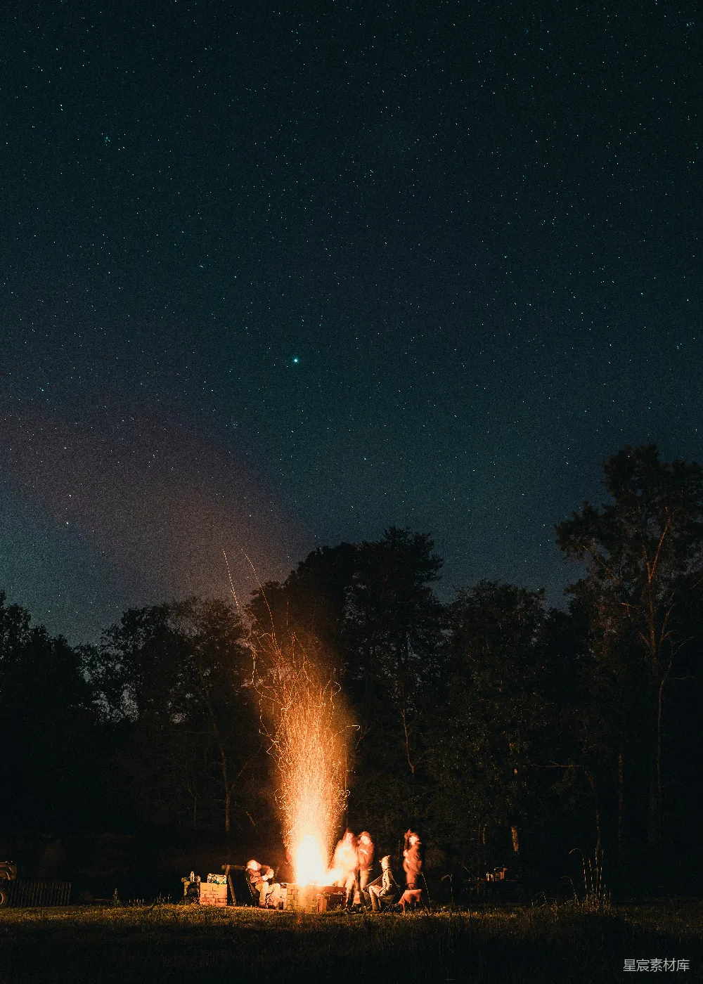 高清摄影 夜晚 篝火 星空 户外 休闲 夜晚篝火下的星空