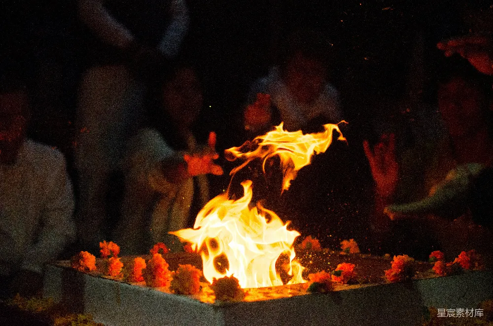 高清摄影 夜景 仪式 火焰 宗教 祈福 夜幕下的火光与祈愿