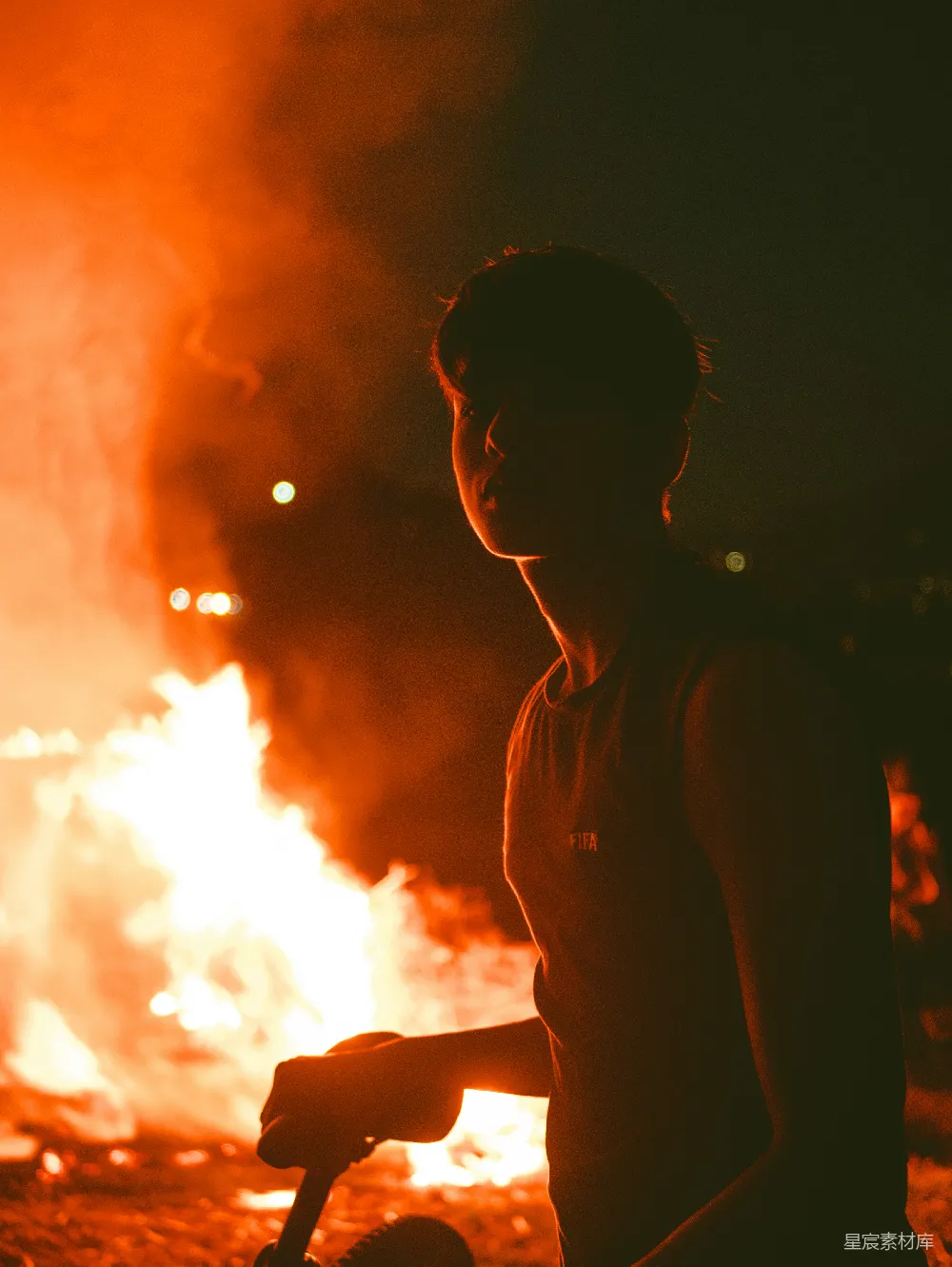 高清摄影 夜景 剪影 火焰 思考 孤独 逆光下的剪影：火焰中的思考