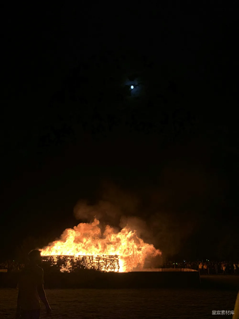 高清摄影 篝火 夜晚 庆祝 烟花 户外活动 夜空下的篝火