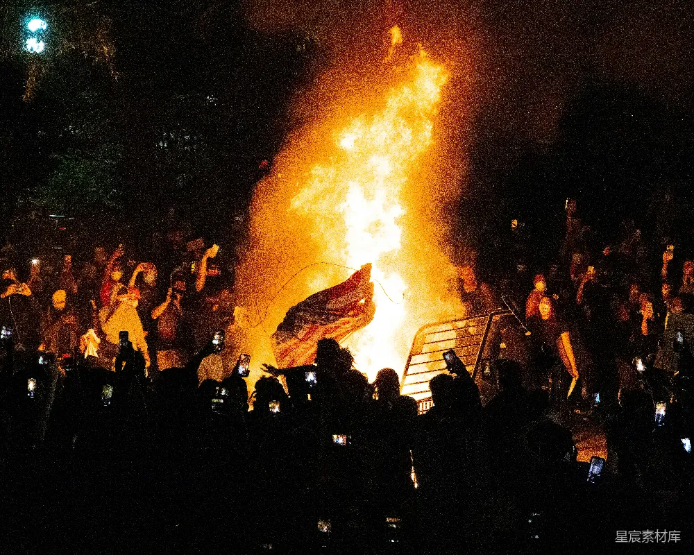 高清摄影 火焰 夜景 人群 庆祝活动 节日 夜幕下的火焰与人群