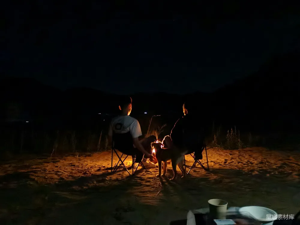 高清摄影 篝火 夜晚 户外 自然 放松 篝火夜话：山野间的温馨时光