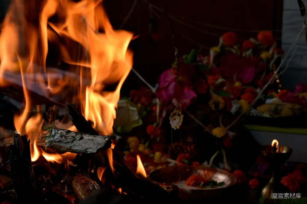 高清摄影 祭坛 火焰 花环 宗教仪式 仪式 祭坛上的火焰与花环