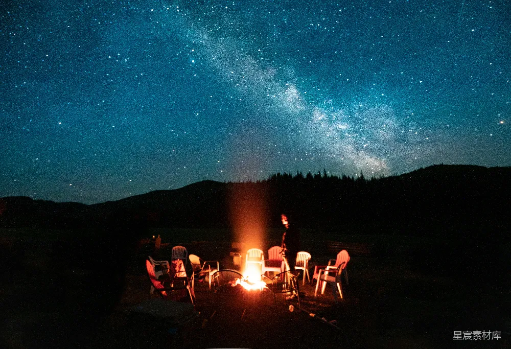 高清摄影 夜晚 篝火 星空 户外活动 静谧 夜幕下的篝火与繁星