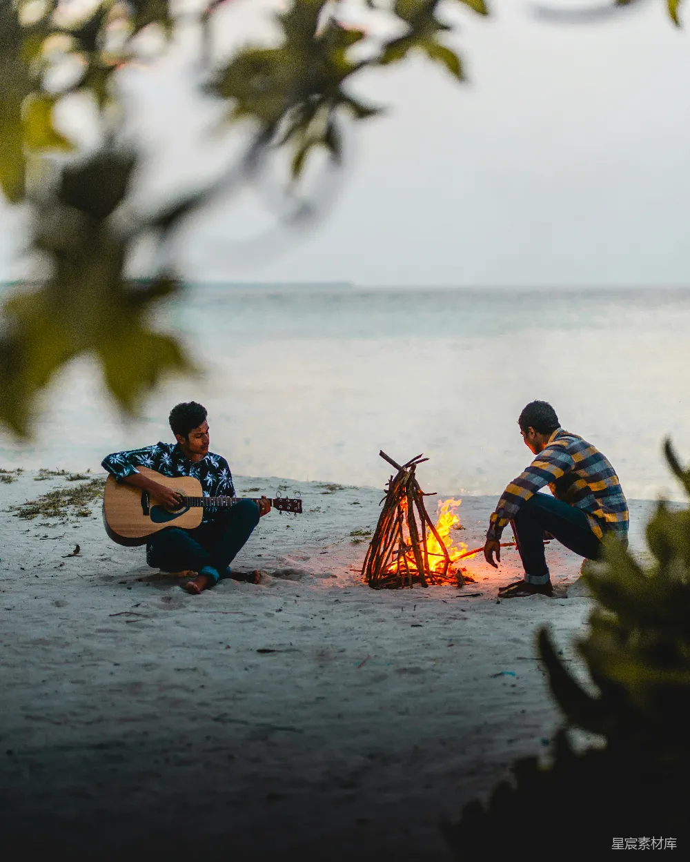 高清摄影 海滩 篝火 音乐 自然 休闲 海边篝火音乐时光