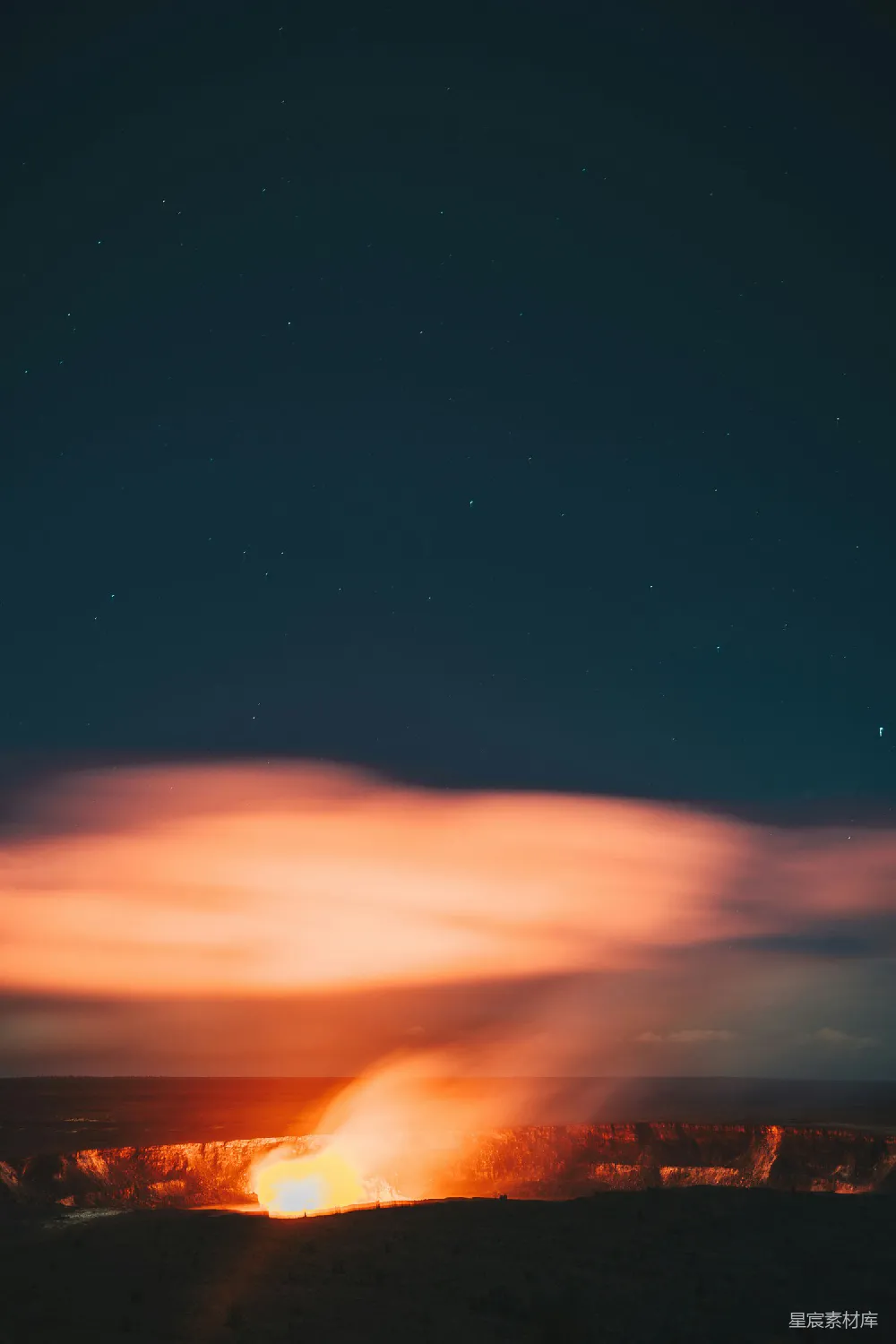 高清摄影 火山 夜景 自然景观 星空 火山口 夜晚火山口的壮观景象