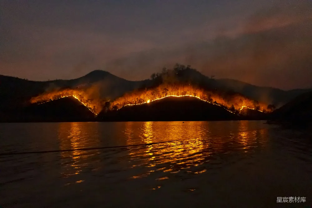 高清摄影 山火 夜晚 自然 湖面 风景 夜晚山火与湖光的倒影