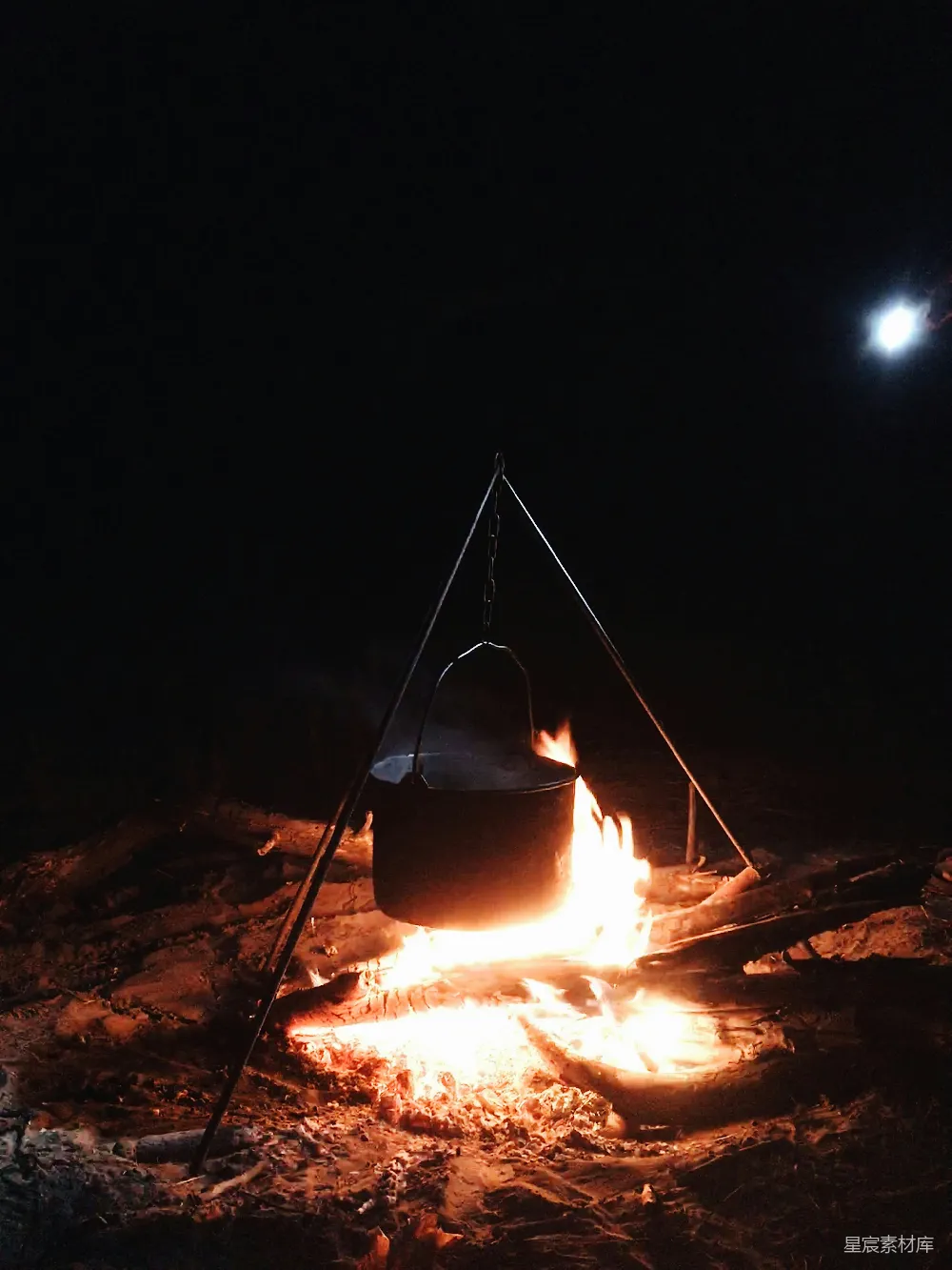 高清摄影 篝火 夜晚 露营 户外 烹饪 篝火夜煮