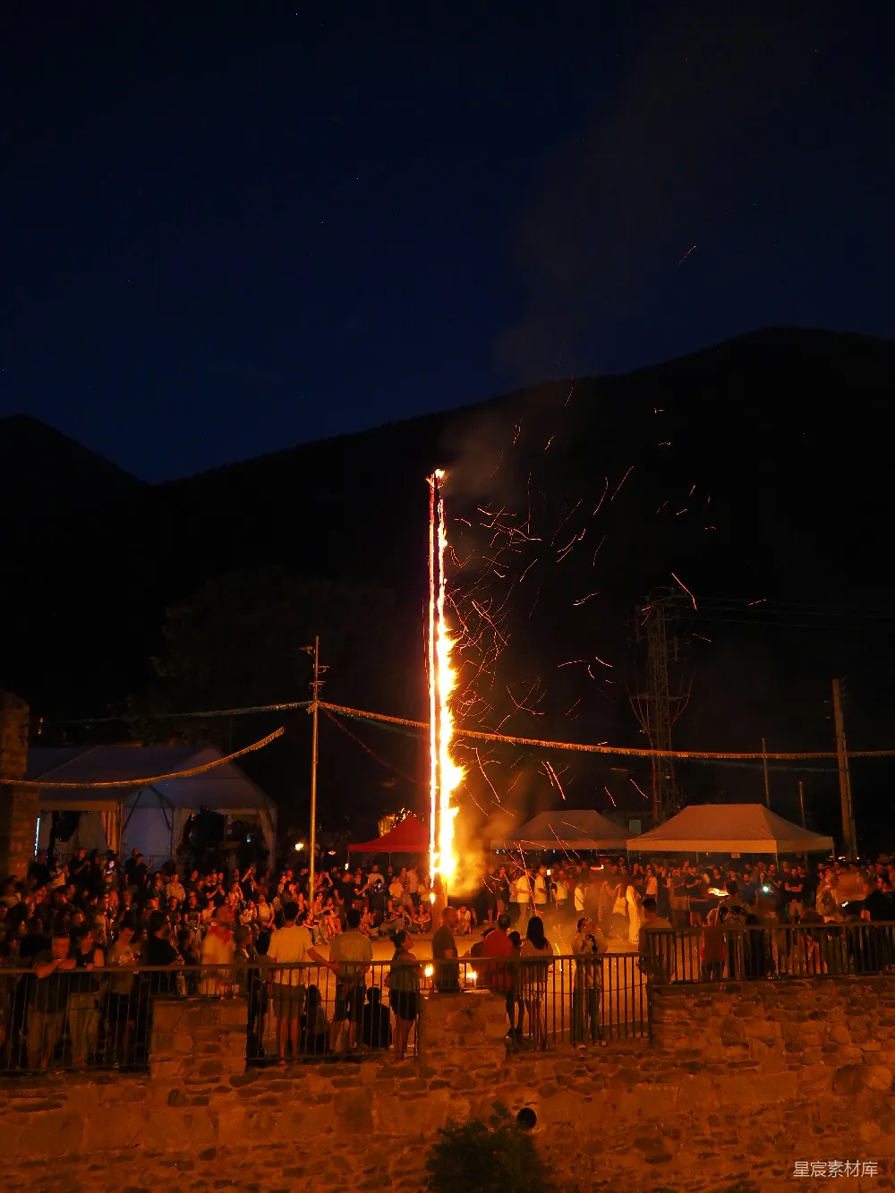 高清摄影 篝火晚会 夜景 节日氛围 户外活动 社区活动 夜晚篝火晚会