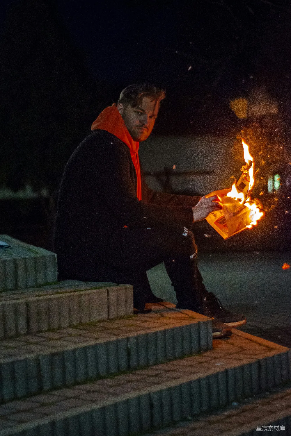 高清摄影 夜晚 火焰 思考 户外 城市 夜色中的火焰与思考
