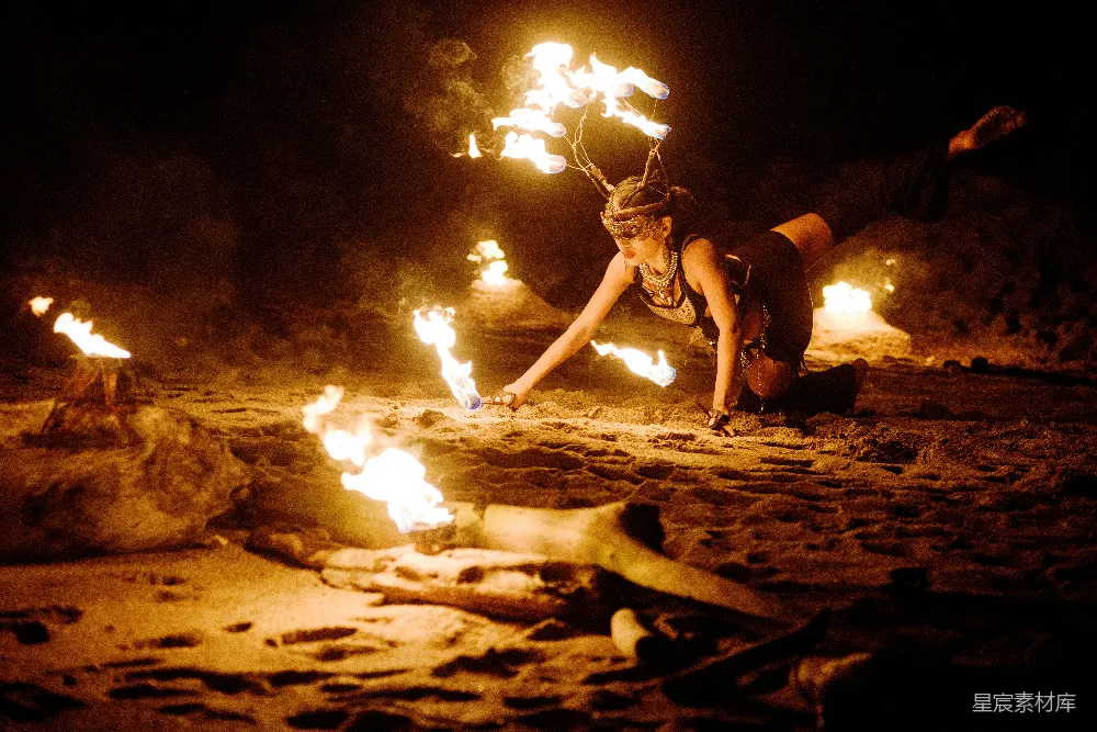 高清摄影 火舞 夜晚 沙漠 艺术表演 创意 火舞者在夜晚的沙漠中表演