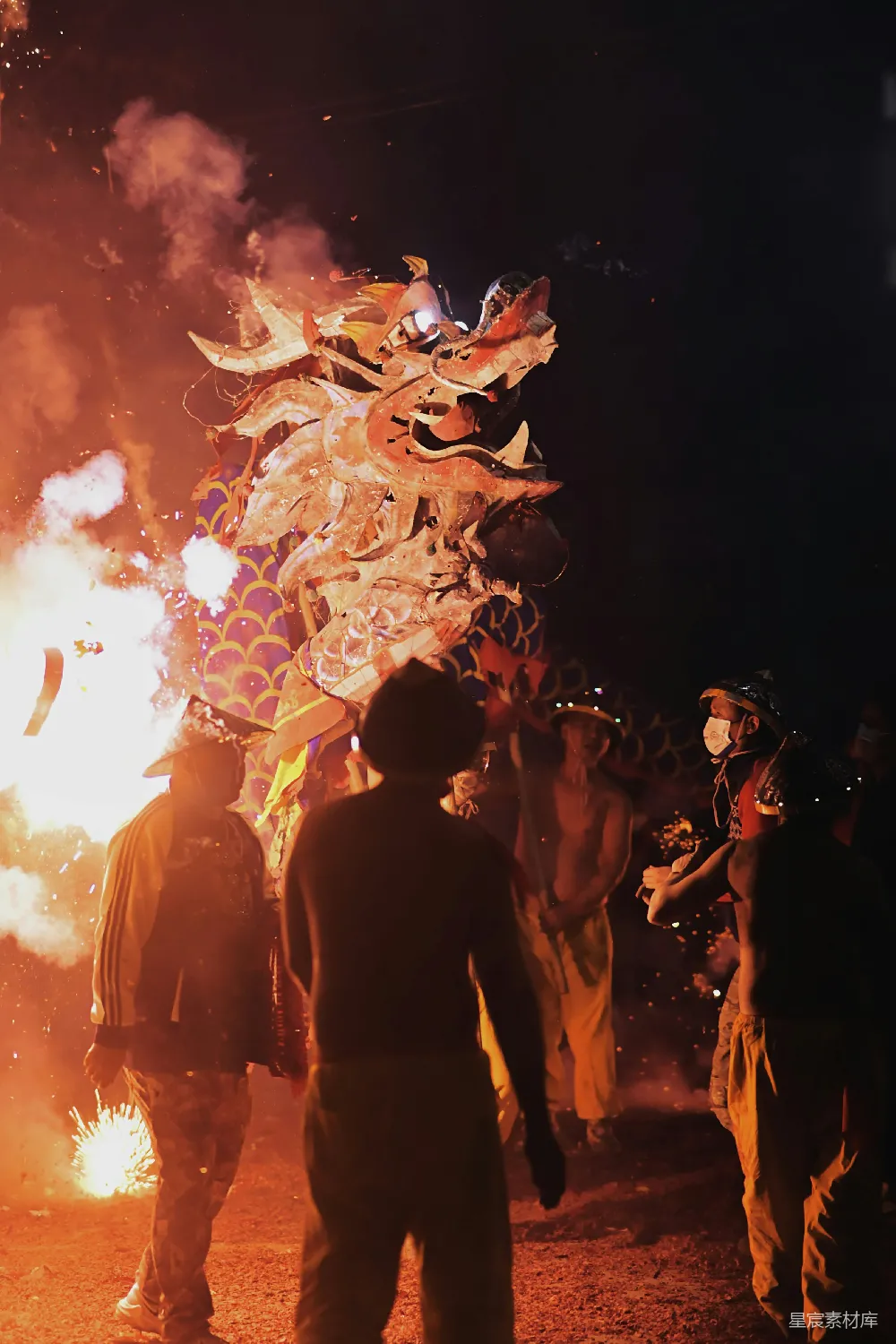 高清摄影 舞龙 夜景 传统文化 节日氛围 烟火 夜晚舞龙：传统与现代的碰撞