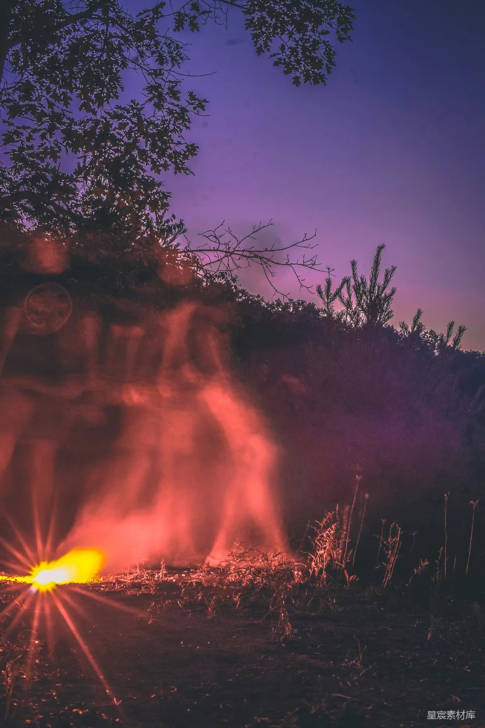 高清摄影 篝火 夜景 烟雾 自然 户外 夜色中的篝火与烟雾