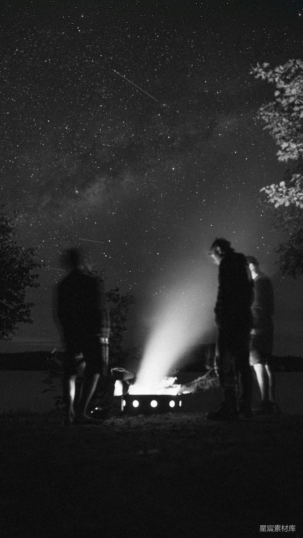 高清摄影 夜晚 篝火 星空 户外 朋友 篝火下的夜晚
