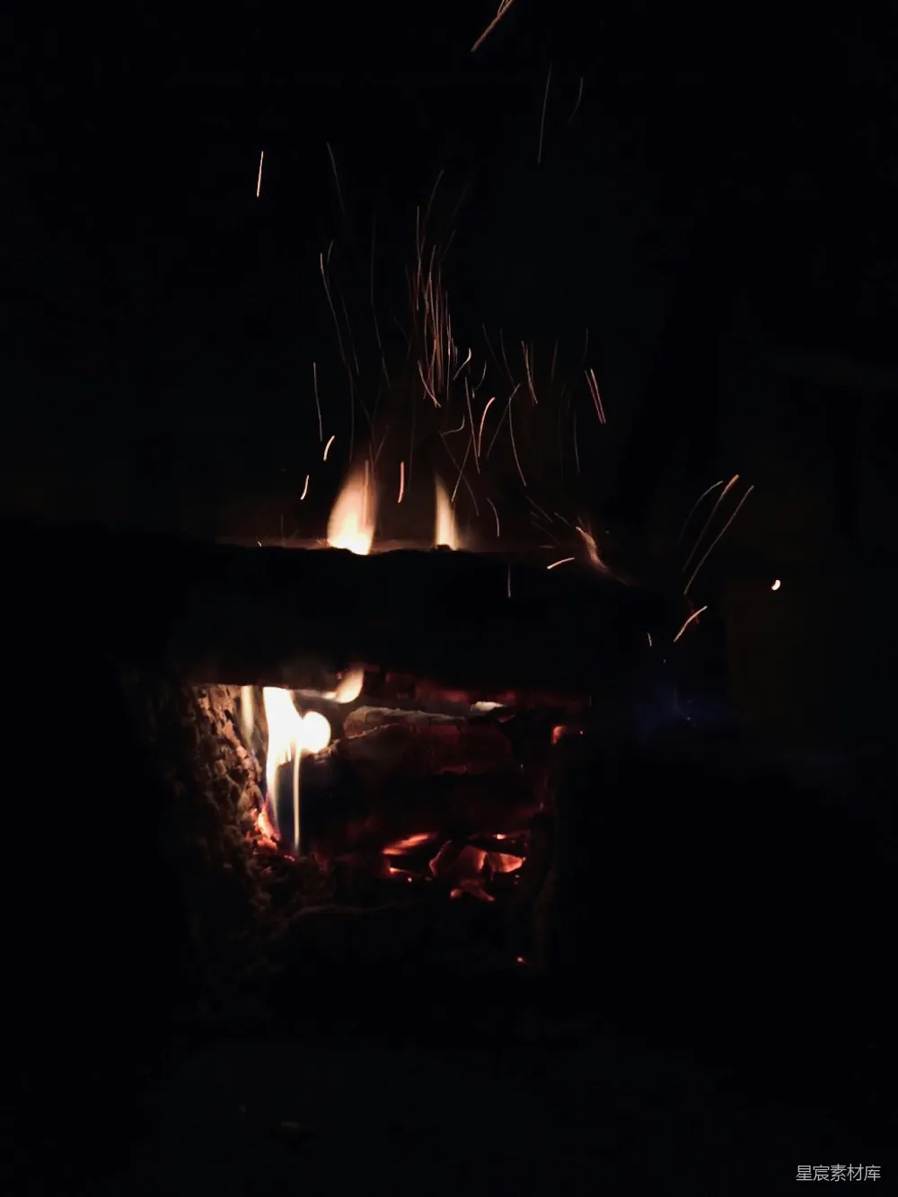 高清摄影 篝火 夜晚 温暖 自然 宁静 篝火的温暖瞬间