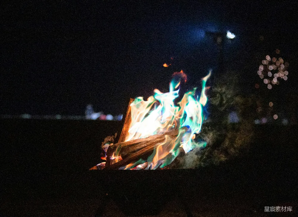 高清摄影 篝火 夜晚 户外活动 节日氛围 色彩斑斓 夜幕下的多彩篝火